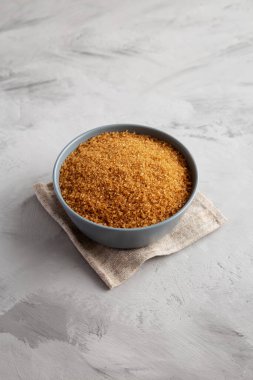 Kâsede organik esmer şeker, yan görünüm..