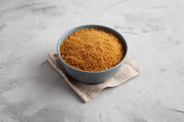 Kâsede organik esmer şeker, yan görünüm.. 