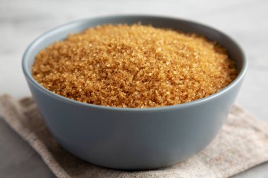 Kâsede organik esmer şeker, yan görünüm.. 