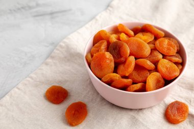 Tabakta çiğ kayısılar, yan manzara. Boşluğu kopyala.