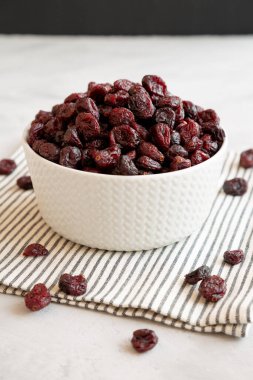 Bir kasede organik kurutulmuş kızılcık, yan görüş.. 