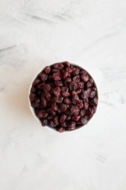 Kurutulmuş organik yabanmersini kasesi, üst manzara. Dümdüz, tepeden, yukarıdan. 