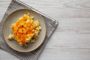 Ev yapımı fırında makarna ve peynir tabakta, üst manzara. Dümdüz, tepeden, yukarıdan. Boşluğu kopyala.