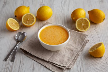 Ev yapımı organik limon kreması, yan görünüm..