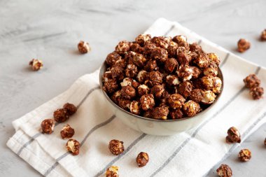 Ev yapımı çikolatalı ve karamelli patlamış mısır..