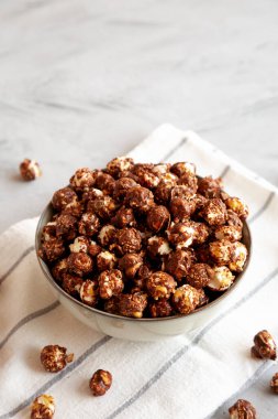 Ev yapımı çikolatalı ve karamelli patlamış mısır. Boşluğu kopyala.