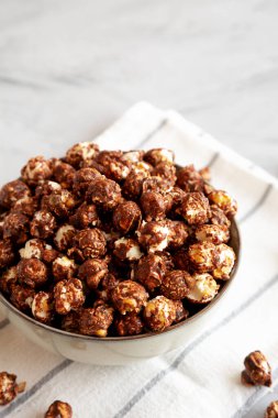 Ev yapımı çikolatalı ve karamelli patlamış mısır.. 