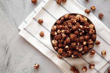 Ev yapımı çikolatalı ve karamelli patlamış mısır. Boşluğu kopyala.