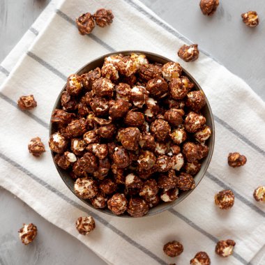 Ev yapımı çikolatalı ve karamelli patlamış mısır. Dümdüz, tepeden, yukarıdan.