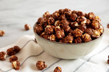 Ev yapımı çikolatalı ve karamelli patlamış mısır. Yakın plan..