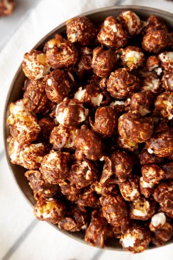 Ev yapımı çikolatalı ve karamelli patlamış mısır. Dümdüz, tepeden, yukarıdan.