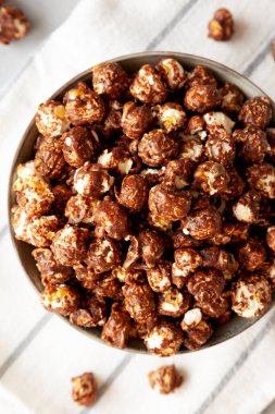 Ev yapımı çikolatalı ve karamelli patlamış mısır. Dümdüz, tepeden, yukarıdan.