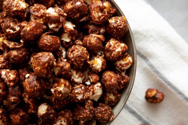 Ev yapımı çikolatalı ve karamelli patlamış mısır. Dümdüz, tepeden, yukarıdan.