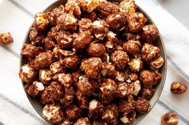 Ev yapımı çikolatalı ve karamelli patlamış mısır. Dümdüz, tepeden, yukarıdan.