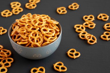 Tuzlu mini krakerler, yan görünüm..