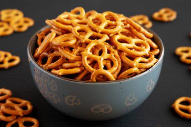 Tuzlu mini krakerler, yan görünüm..