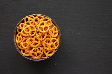 Salt in a Bowl 'lu mini krakerler, en iyi manzara. Düz yatıyordu. Boşluğu kopyala.