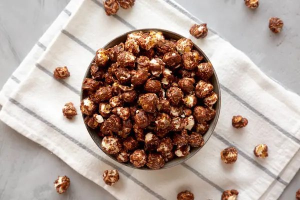 Ev yapımı çikolatalı ve karamelli patlamış mısır. Dümdüz, tepeden, yukarıdan.