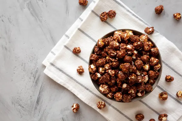 Ev yapımı çikolatalı ve karamelli patlamış mısır. Dümdüz, tepeden, yukarıdan.