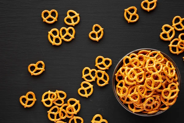 Salt in a Bowl 'lu mini krakerler, en iyi manzara. Düz yatıyordu.