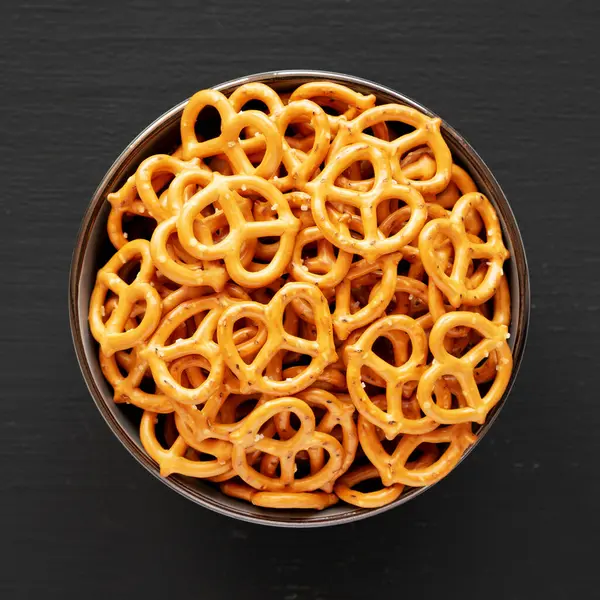 Salt in a Bowl 'lu mini krakerler, en iyi manzara. Düz yatıyordu. 