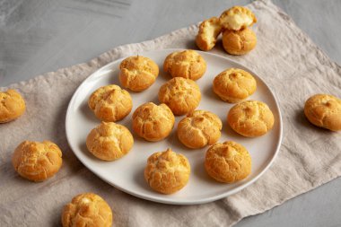 Tabakta ev yapımı mini kremalı börek, yan manzara..