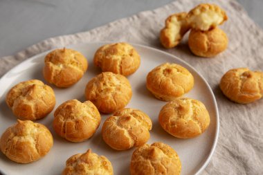 Tabakta ev yapımı mini kremalı börek, yan manzara..
