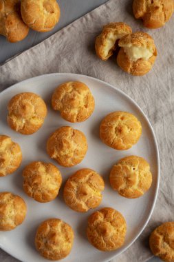 Tabakta ev yapımı Mini Kremalı Puf, en iyi manzara. Dümdüz, tepeden, yukarıdan.