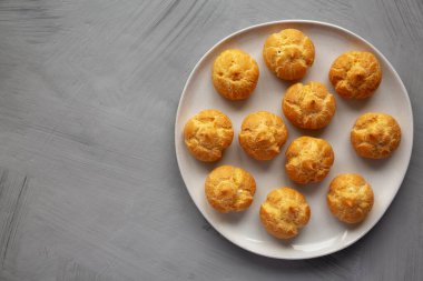 Tabakta ev yapımı Mini Kremalı Puf, en iyi manzara. Dümdüz, tepeden, yukarıdan. Boşluğu kopyala.