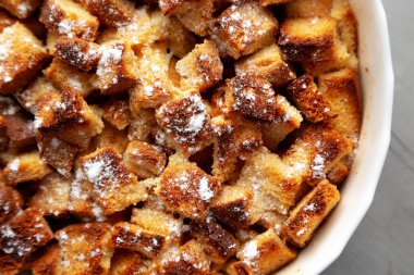 Tabakta ev yapımı ekmek pudingi, üst manzara. Dümdüz, tepeden, yukarıdan. Yakın plan..