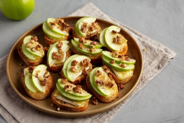 Tabakta ev yapımı elmalı Brie Crostinis, yan manzara. Yakın plan..