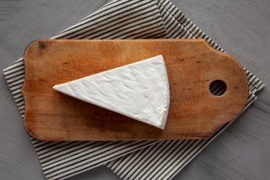Tahta üzerinde organik Brie Cheese, en iyi manzara. Dümdüz, tepeden, yukarıdan.