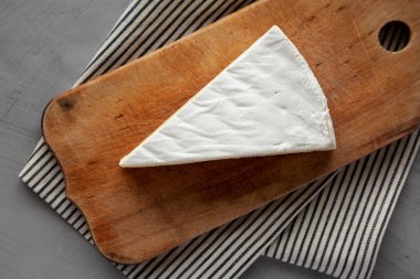 Tahta üzerinde organik Brie Cheese, en iyi manzara. Dümdüz, tepeden, yukarıdan.