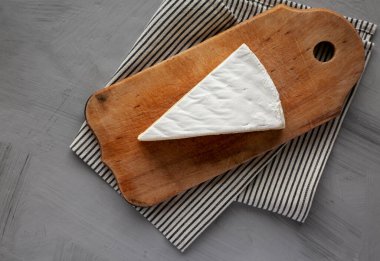 Tahta üzerinde organik Brie Cheese, en iyi manzara. Metin için boşluk.