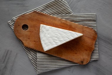 Tahtada organik Brie peyniri, üst manzara.. 