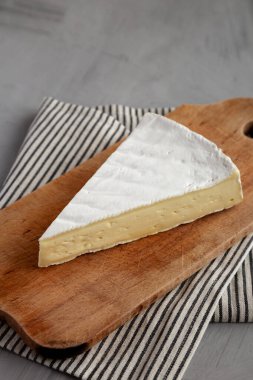 Tahtada organik Brie peyniri, düşük açılı.. 