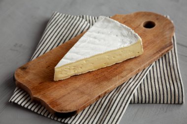 Tahtada organik Brie peyniri, düşük açılı.. 