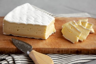 Tahtada organik Brie peyniri, düşük açılı..