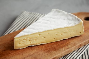 Tahtada organik Brie Cheese, alçak açılı. Yakın plan..