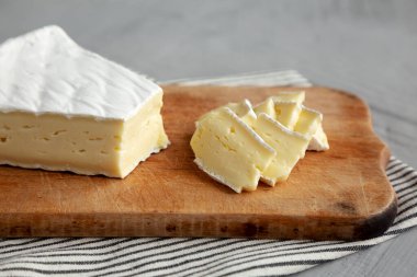 Tahtada organik Brie peyniri, düşük açılı..