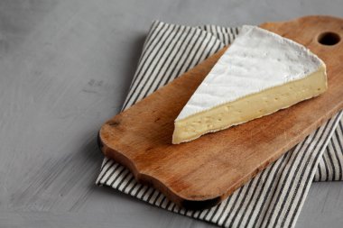 Tahtada organik Brie Cheese, alçak açılı. Boşluğu kopyala.