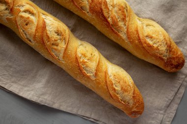 Gri arka planda ev yapımı Fransız Ekmeği Bageti..