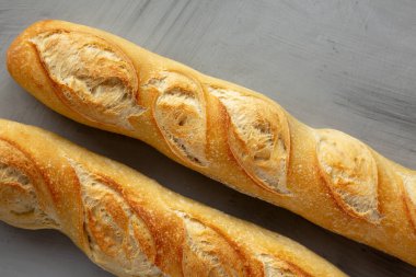 Gri arka planda ev yapımı Fransız Ekmeği Bageti..