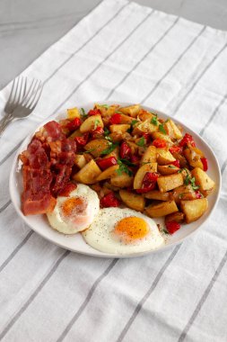 Tabakta Ev Yapımı Bir Taraflı Kahvaltı Patatesleri.