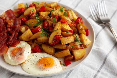 Tabakta Ev Yapımı Bir Taraflı Kahvaltı Patatesleri.