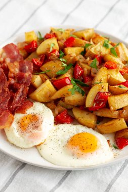 Tabakta Ev Yapımı Bir Taraflı Kahvaltı Patatesleri.