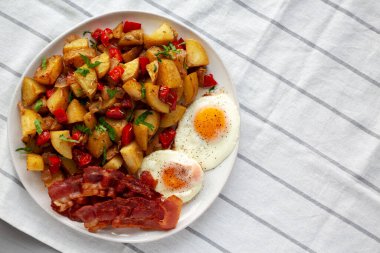 Tabakta Ev Yapımı Tek Taraflı Kahvaltı Patatesleri, üst Manzara. Dümdüz, tepeden, yukarıdan. Boşluğu kopyala.