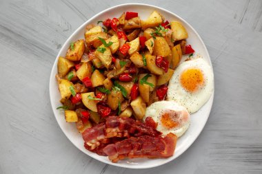 Tabakta Ev Yapımı Tek Taraflı Kahvaltı Patatesleri, üst Manzara. Dümdüz, tepeden, yukarıdan. 