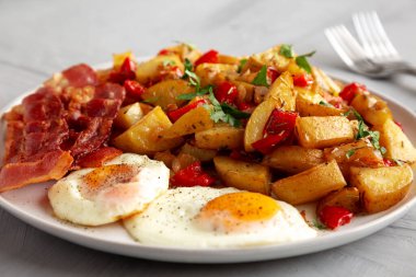 Tabakta Ev Yapımı Bir Taraflı Kahvaltı Patatesleri.