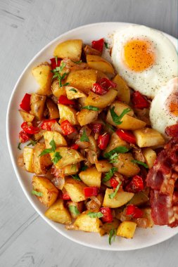 Tabakta Ev Yapımı Tek Taraflı Kahvaltı Patatesleri, üst Manzara. Dümdüz, tepeden, yukarıdan.